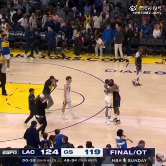 09雙雄傾盡全力！哈登和庫里賽后第一時間擁抱在一起