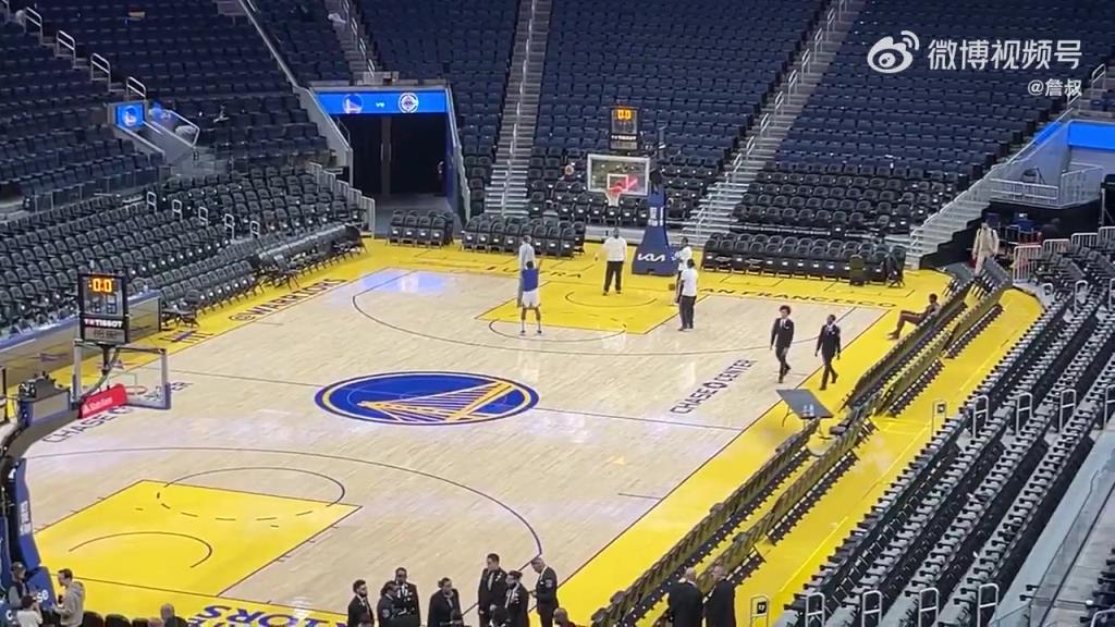 今天沒有得到出場機會！庫明加賽后還留在場地練習投籃