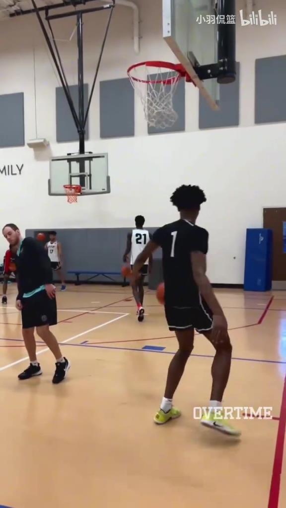 地表最強(qiáng)身體素質(zhì)？阿門扣籃簡(jiǎn)直就像直升機(jī)起飛一樣！