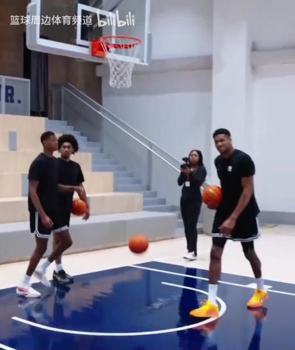 別人能學(xué)得來(lái)嗎？名場(chǎng)面：字母哥指導(dǎo)小球員籃下腳步！