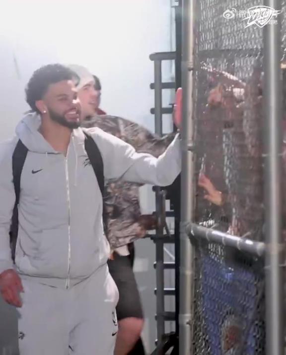 68勝歷史第五傲人戰(zhàn)績(jī)！雷霆全員回到OKC，當(dāng)?shù)厍蛎詿崆榻訖C(jī)