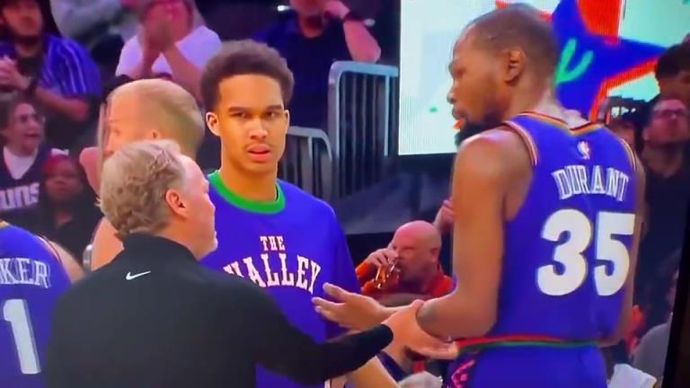 下課導(dǎo)火索？主帥布登此前抓住KD手臂要說(shuō)什么，被一把甩開！