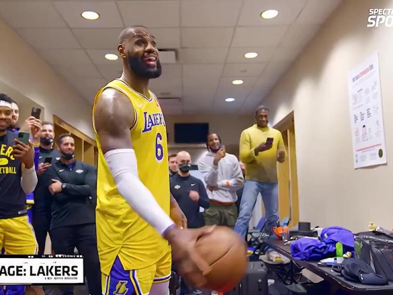 里弗斯絕殺之后湖人隊(duì)的更衣室氛圍，簡(jiǎn)直不要太和諧?。? style=