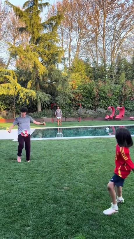 馬塞洛和兒子隔水相傳！大兒子腳法有點(diǎn)東西的！