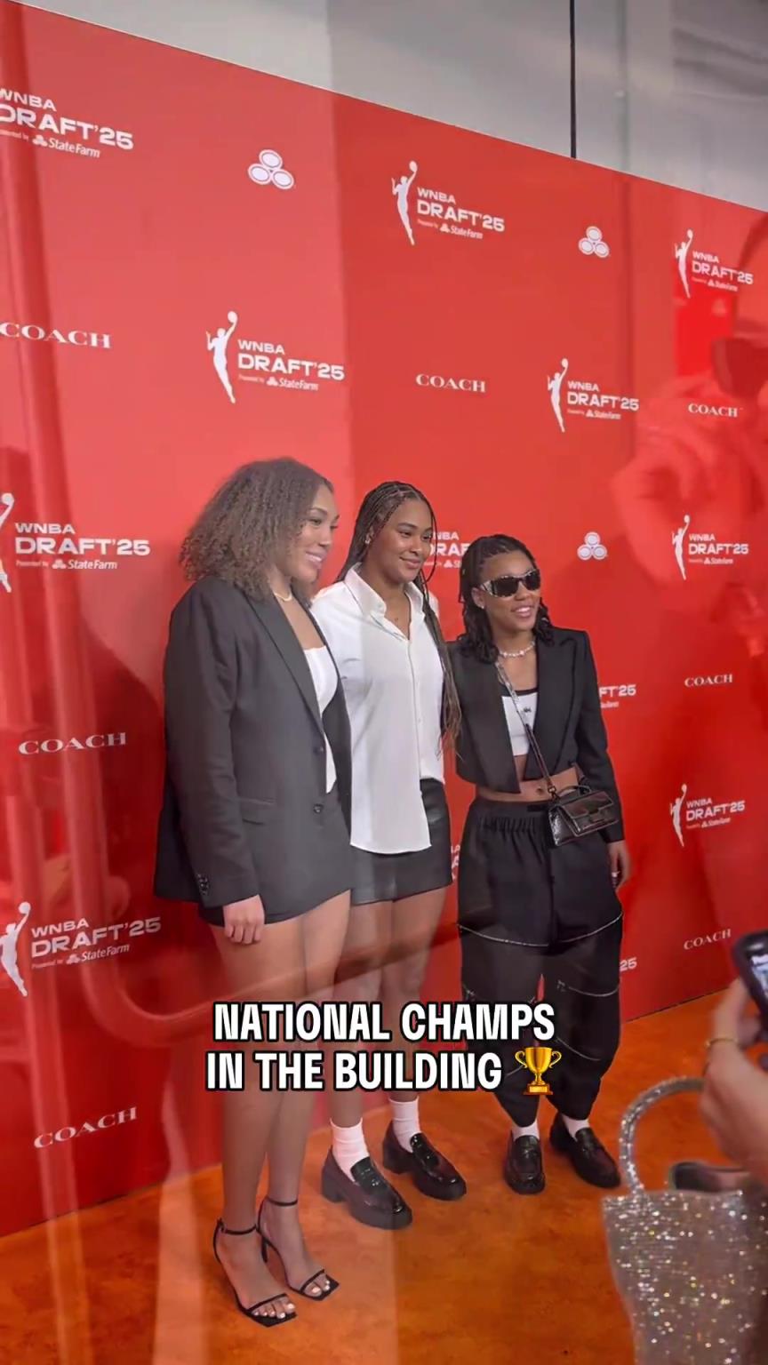 吧友們有喜歡的嗎？WNBA選秀大會(huì)上，到處都有靚麗的風(fēng)景線