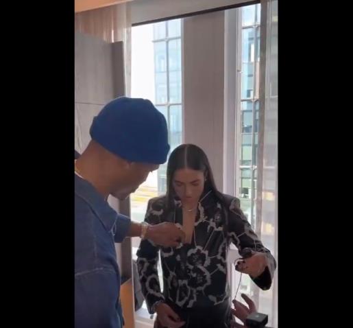 威嫂看到要打人的！威少上手幫WNBA妹子整理胸前的衣服