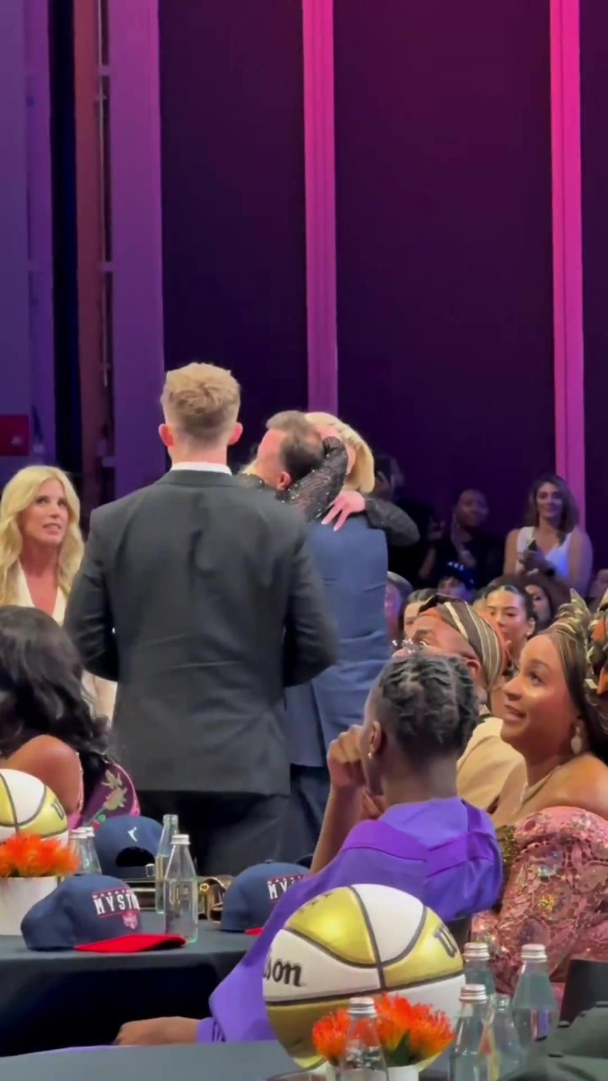 吧友們想看的正臉來了！薩格斯的女友海莉被選中后感覺快哭了