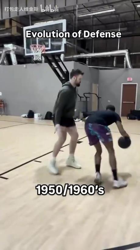 太真實(shí)了！外網(wǎng)網(wǎng)紅惡搞NBA不同時(shí)代的防守尺度變化！