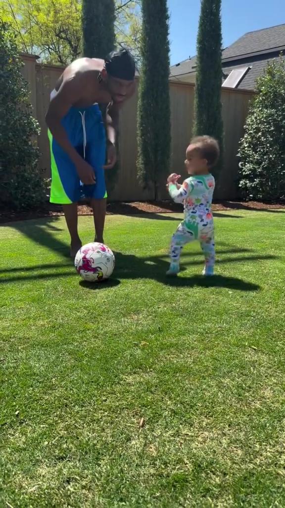 足球要從娃娃抓起！SGA帶娃踢足球，小孩摔倒時(shí)鼓掌“嘲笑”！